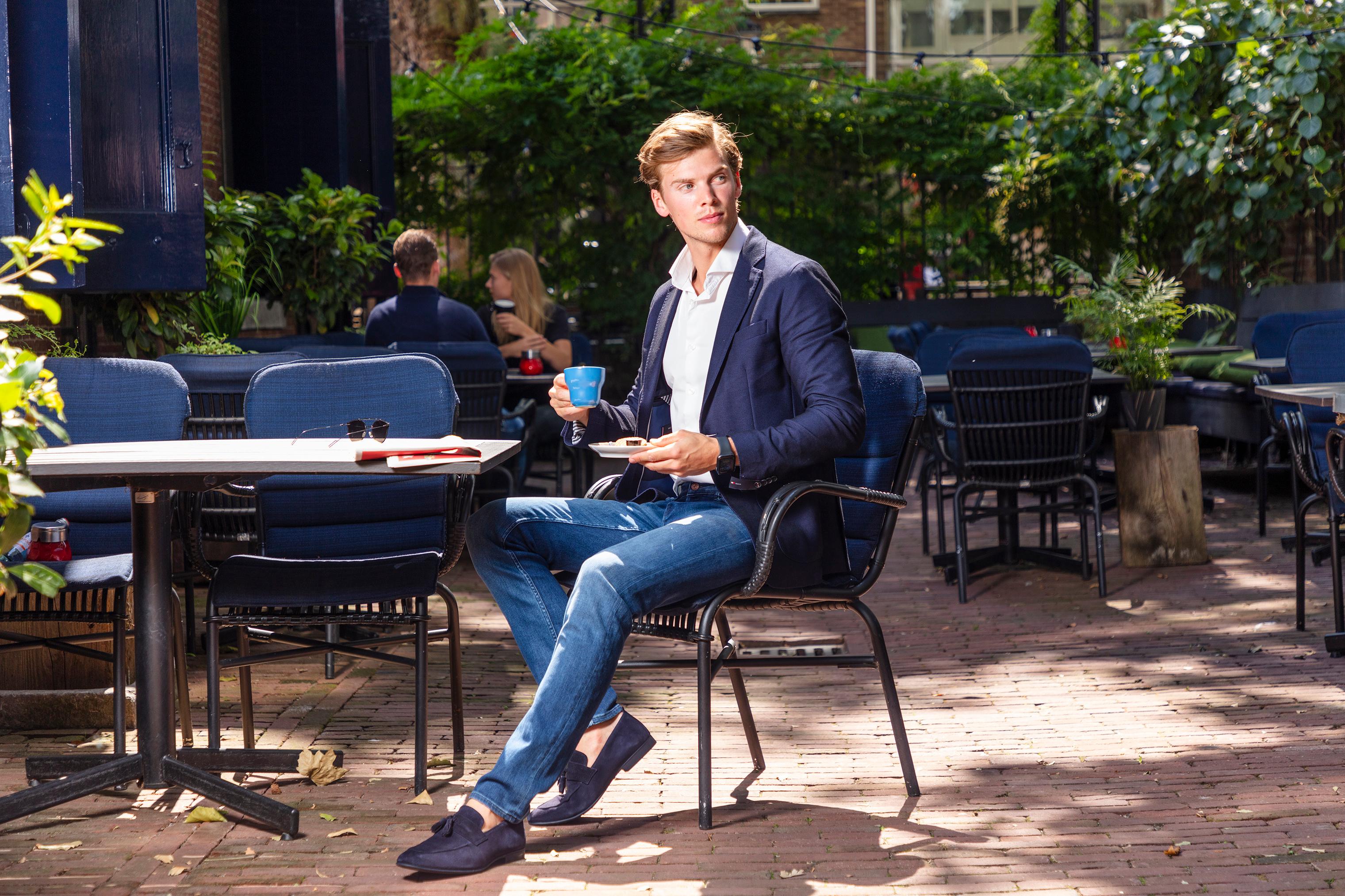 Model in duurzame jeans van Bukser in de kleur blauw