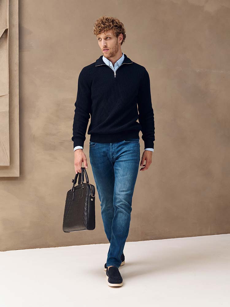 Model in blauwe Bukser jeans en donkerblauwe zip trui