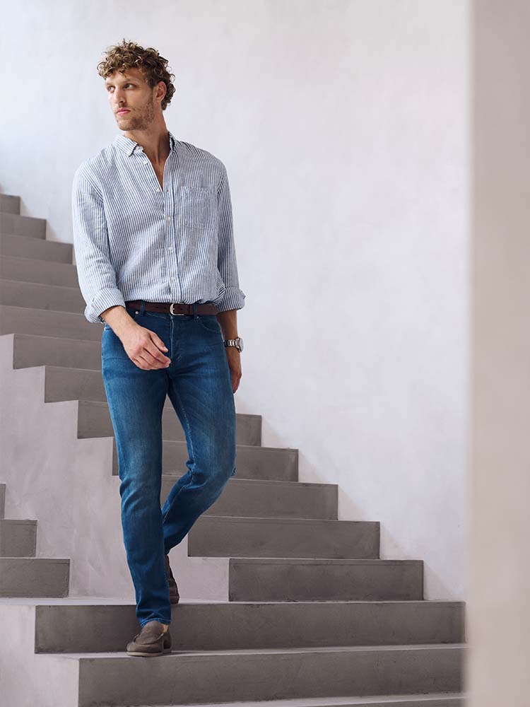 Man in blauwe Bukser jeans en casual blouse
