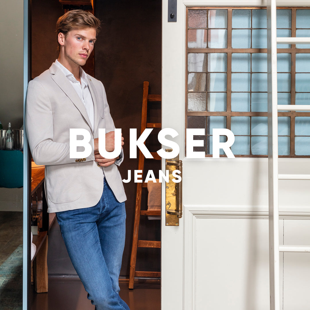 Ontdek De Tijdloze Elegante Donkerblauwe Jeans Van Bukser Jeans