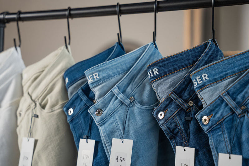 Bukser wassingen in het rek