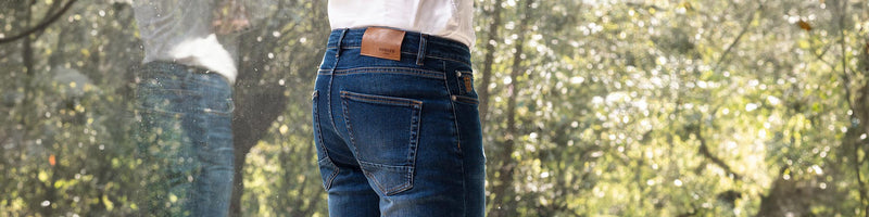 Model in duurzame jeans van Bukser in de kleur blauw