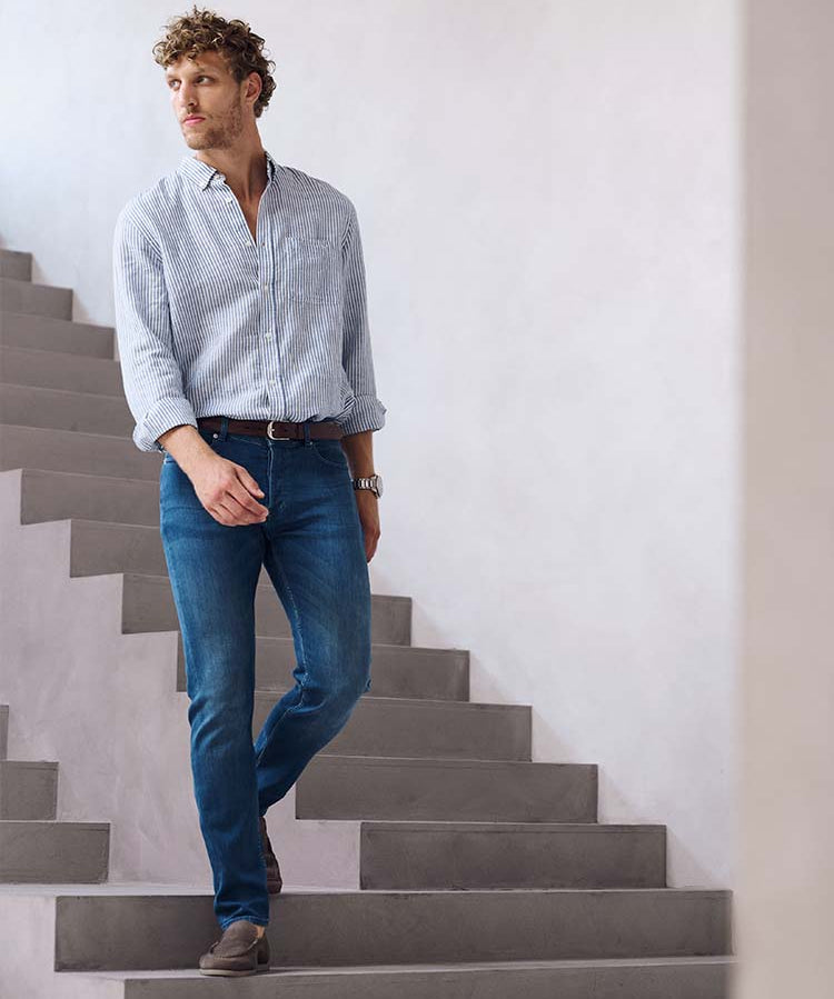 Man in blauwe Bukser jeans en casual blouse