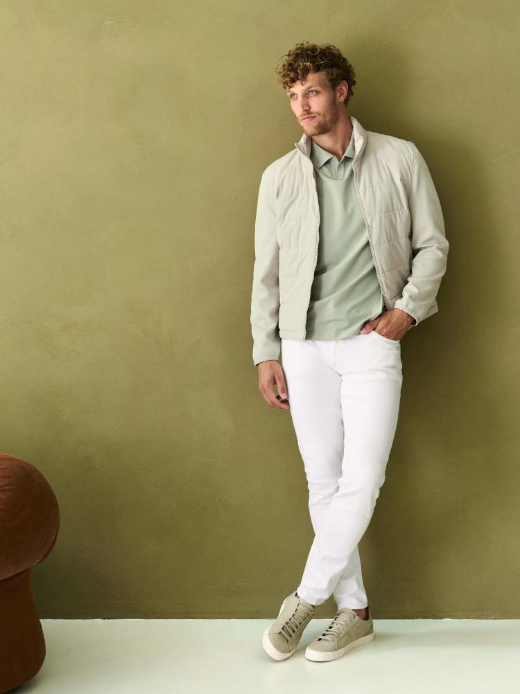 Model in witte Bukser jeans en groene outfit