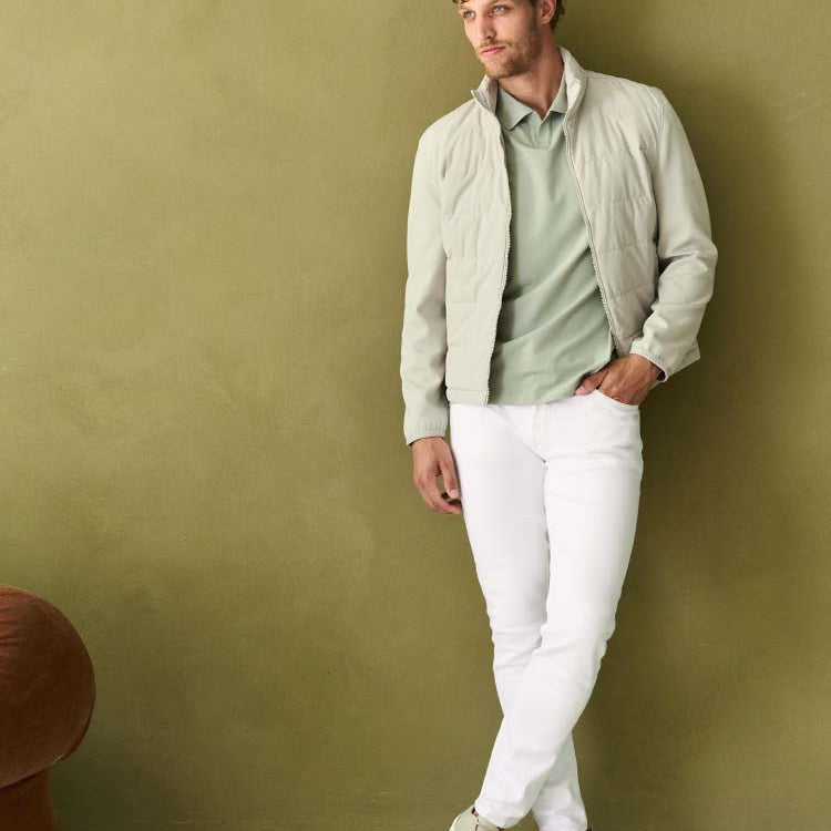 Model in witte Bukser jeans en groene outfit
