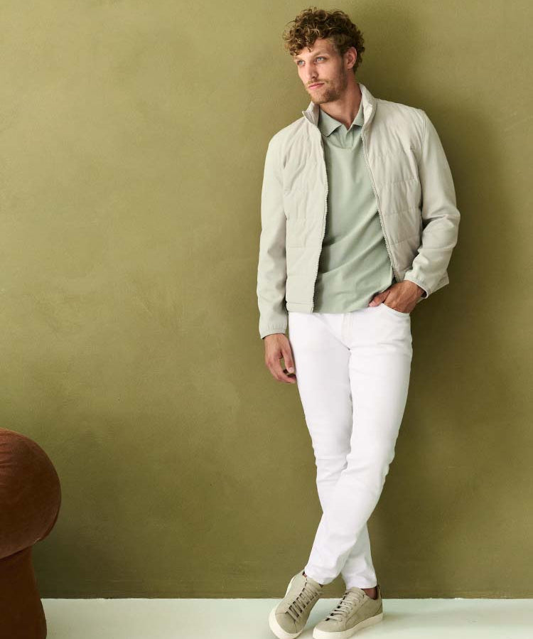 Model in witte Bukser jeans en groene outfit