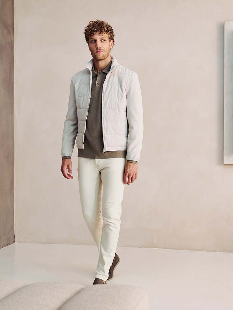 Man in beige Bukser jeans en witte jas