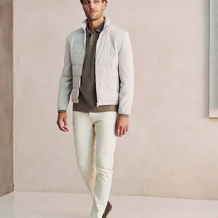 Man in beige Bukser jeans en witte jas