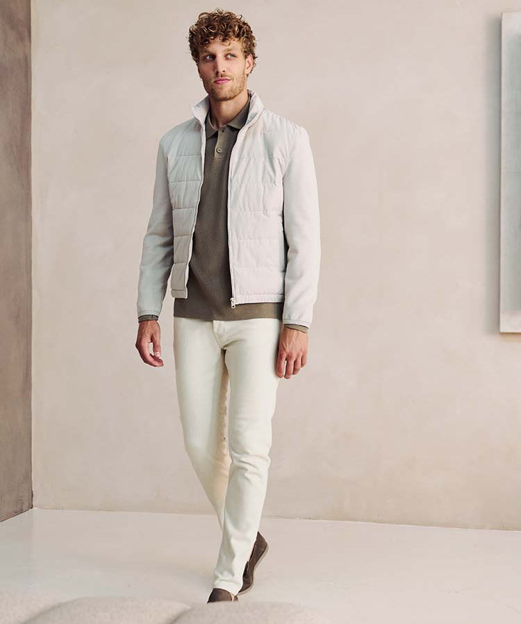 Man in beige Bukser jeans en witte jas