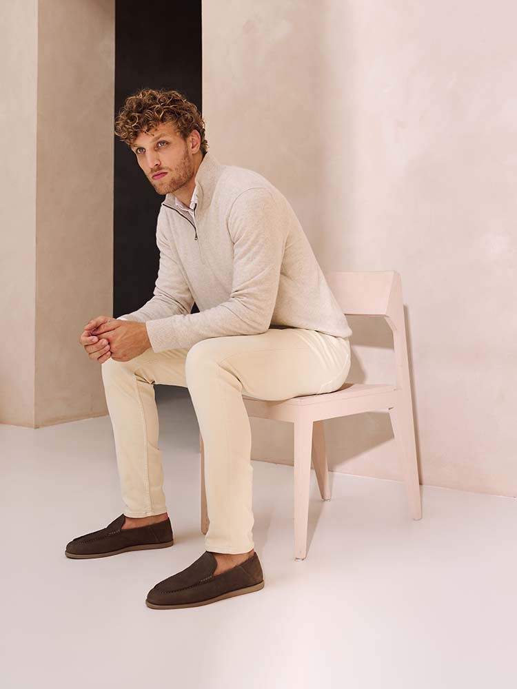 Man in beige spijkerbroek van Bukser met een beige zip trui