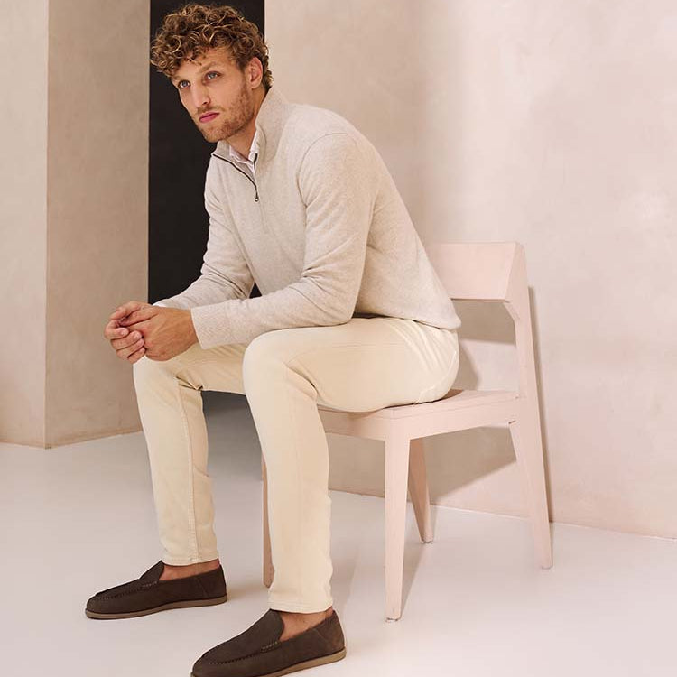 Man in beige spijkerbroek van Bukser met een beige zip trui