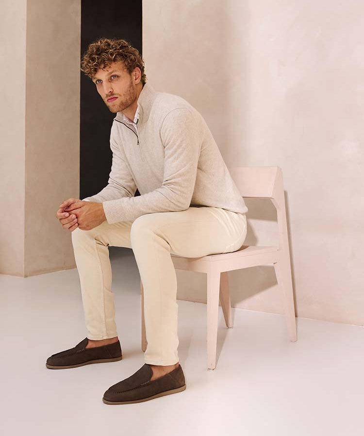 Man in beige spijkerbroek van Bukser met een beige zip trui