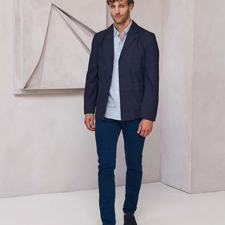 Zakelijk geklede man in donkerblauwe jeans van Bukser