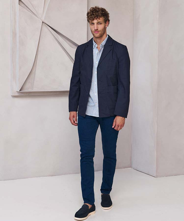 Zakelijk geklede man in donkerblauwe jeans van Bukser