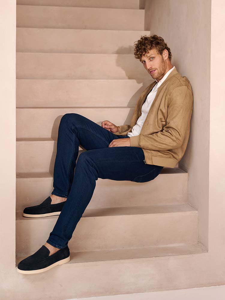 Man in smart casual outfit met een donkerblauwe Bukser jeans