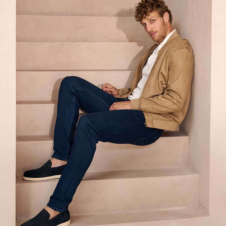 Man in smart casual outfit met een donkerblauwe Bukser jeans