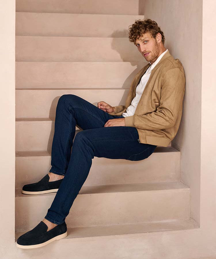 Man in smart casual outfit met een donkerblauwe Bukser jeans