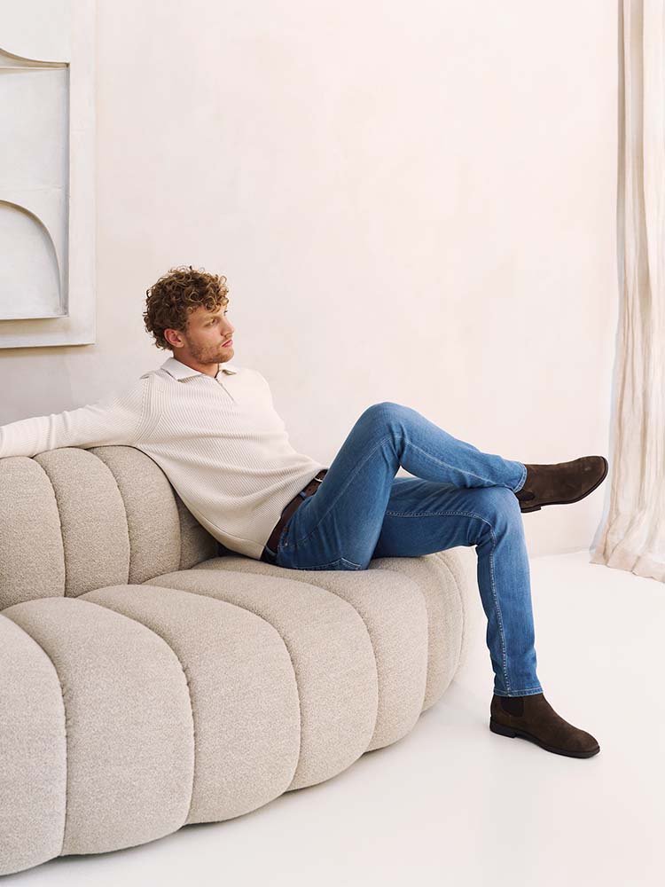 Man in Lichtblauwe Bukser jeans en witte trui