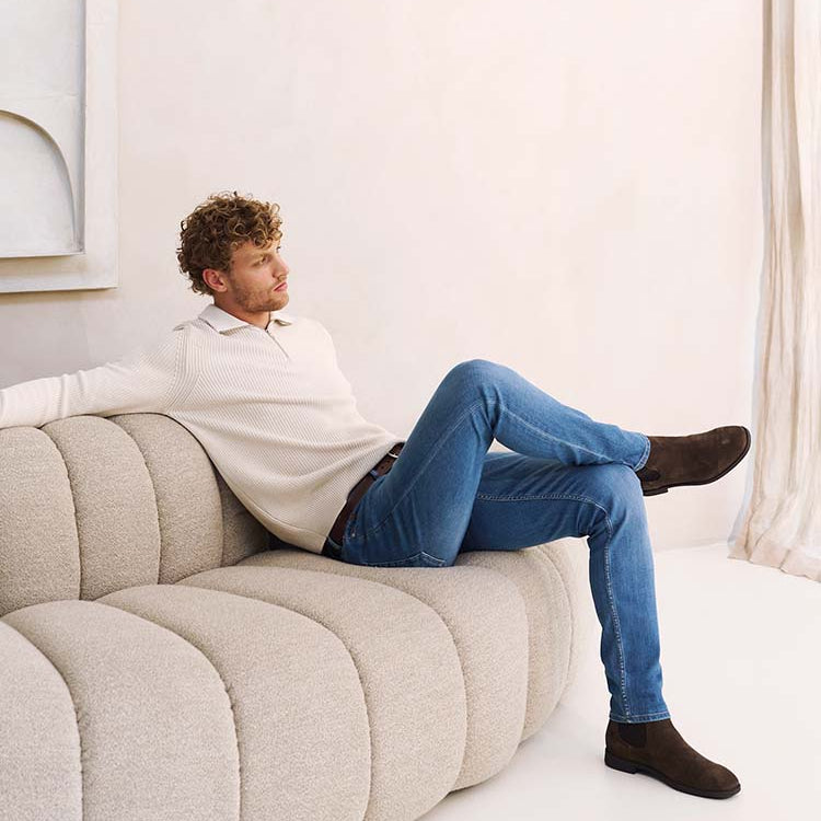 Man in Lichtblauwe Bukser jeans en witte trui