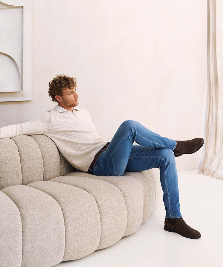 Man in Lichtblauwe Bukser jeans en witte trui