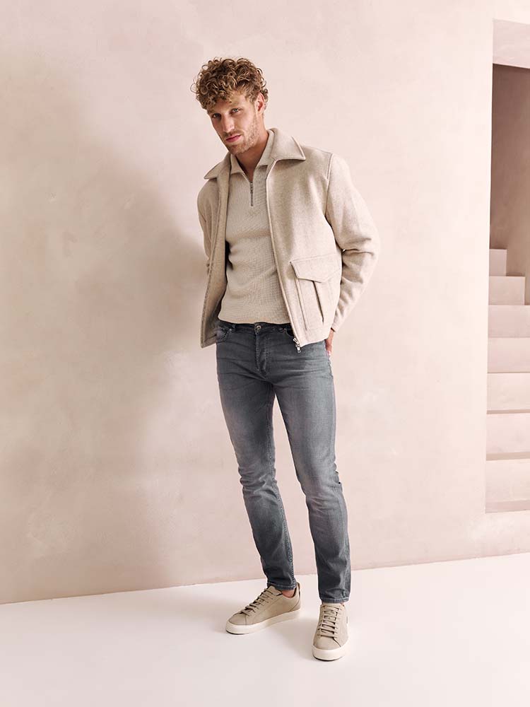 Man in grijze Bukser jeans en smart casual kleding