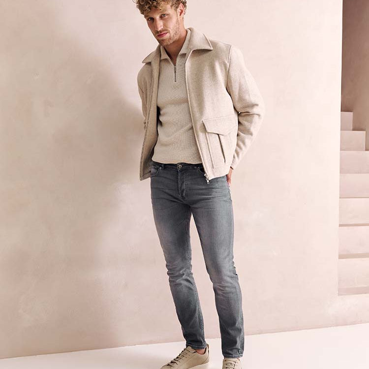 Man in grijze Bukser jeans en smart casual kleding