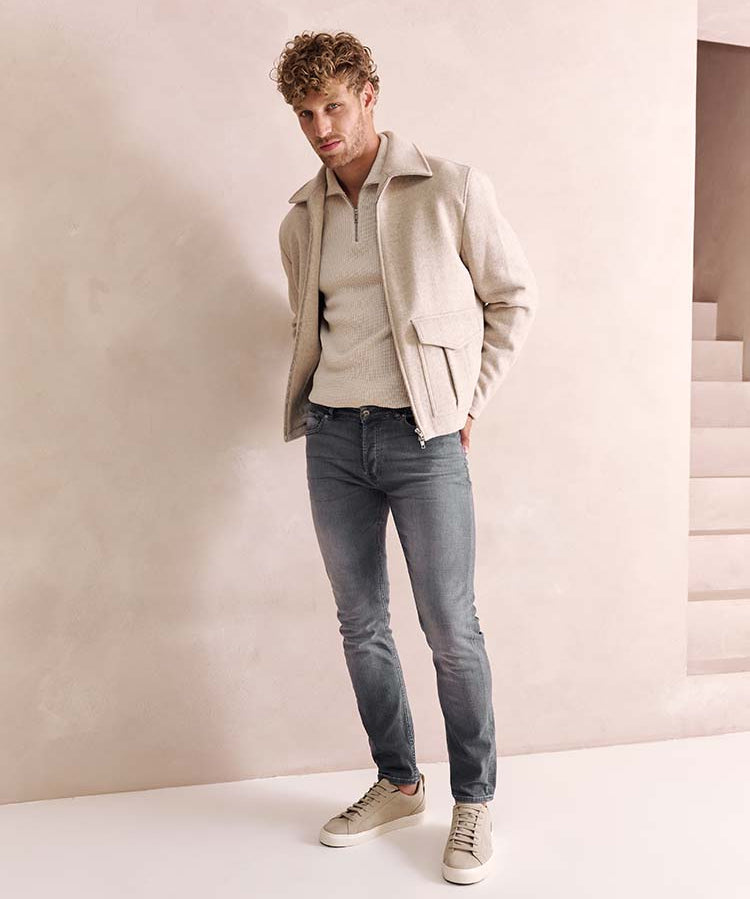 Man in grijze Bukser jeans en smart casual kleding