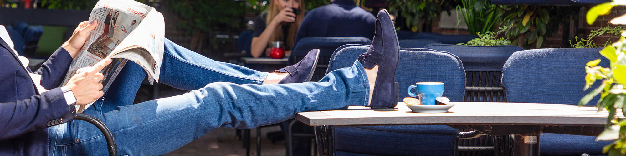 Man in blauwe Bukser jeans in een zakelijke stijl op het terras