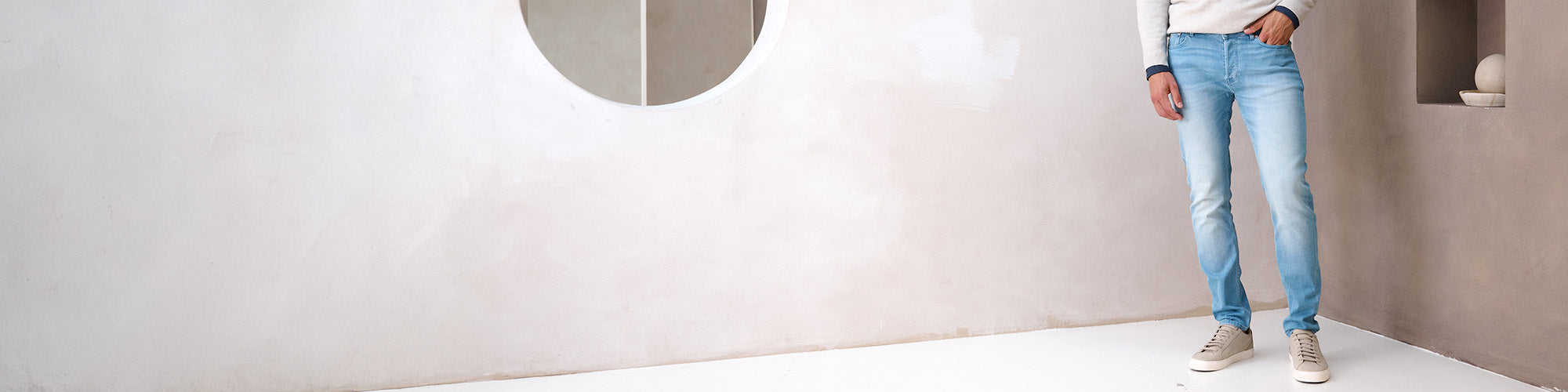 Man in lichtblauwe Bukser jeans banner foto