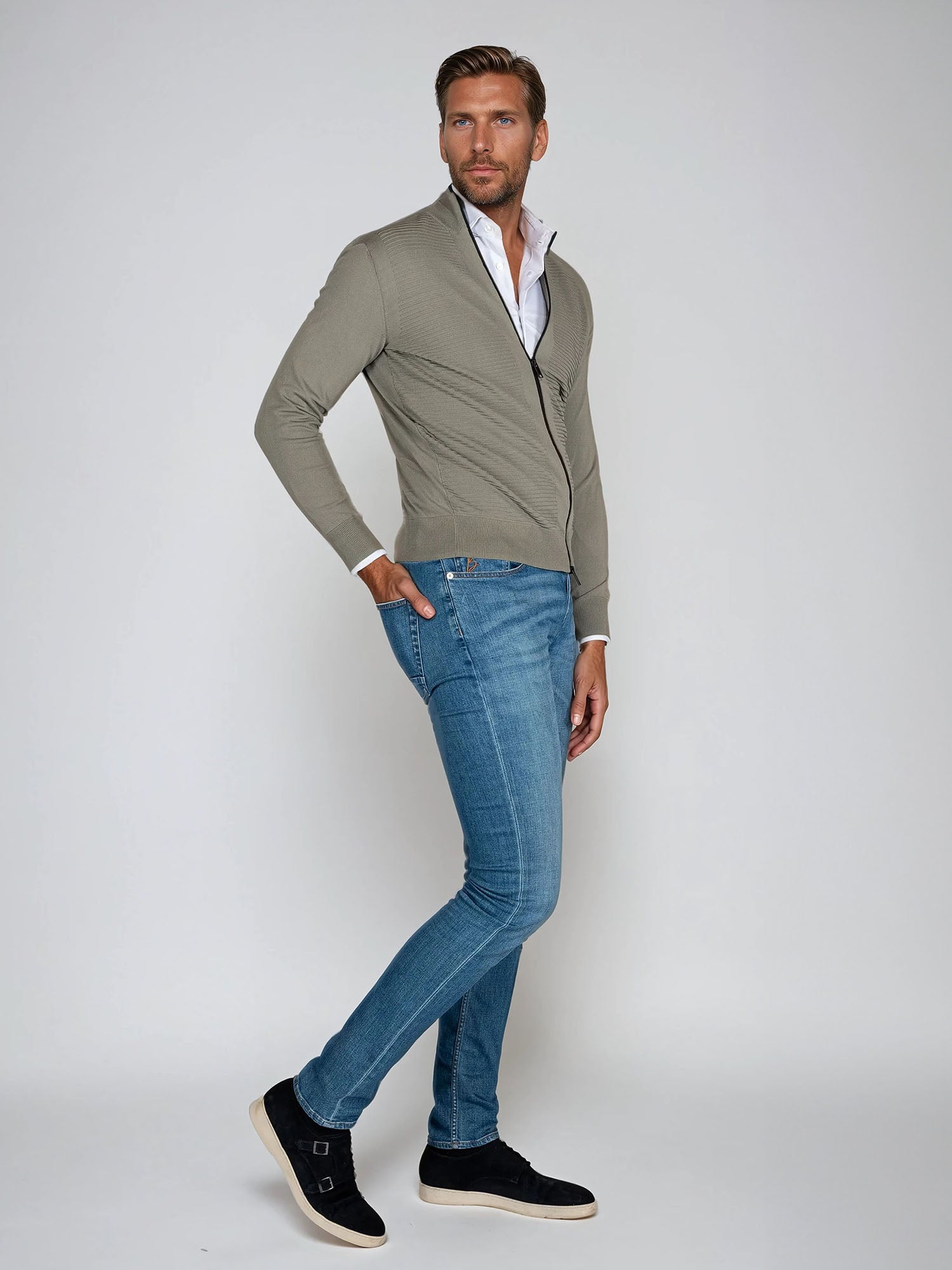 Model in bukser jeans nino-slim-fit-norse-blue