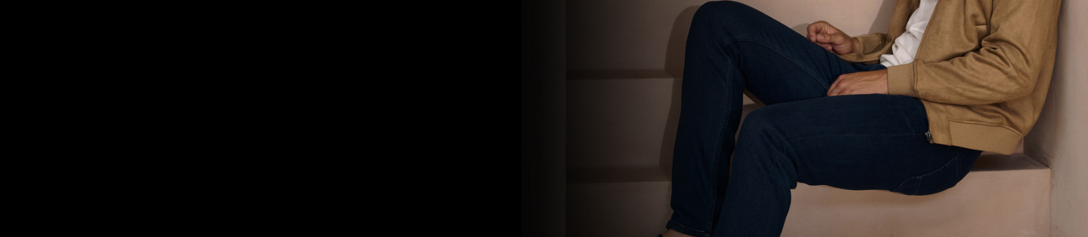 Black friday banner model in donkerblauwe spijkerbroek met beige jas